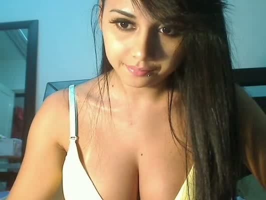 Beauty lets her pussy open at home