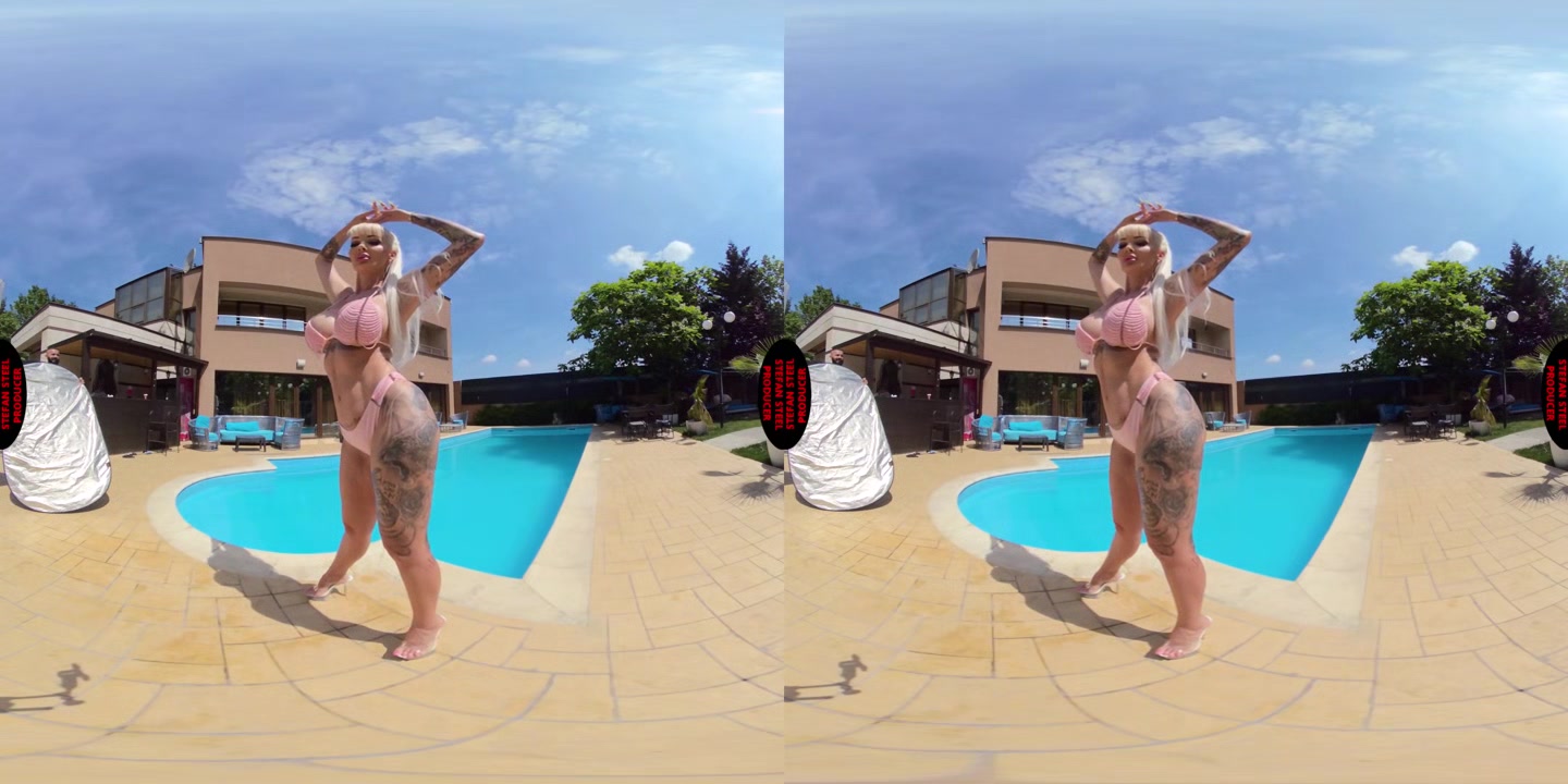 Photo Shooting With Blondie Bombshell