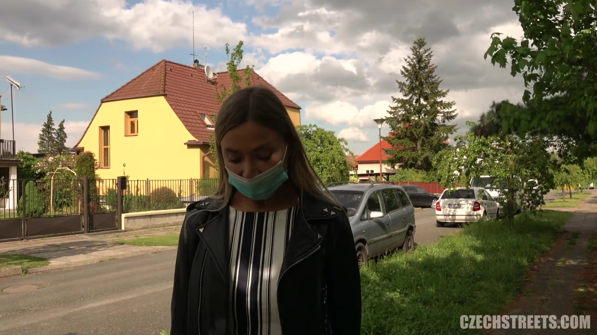 Czech Streets – Food Massacre in the Car