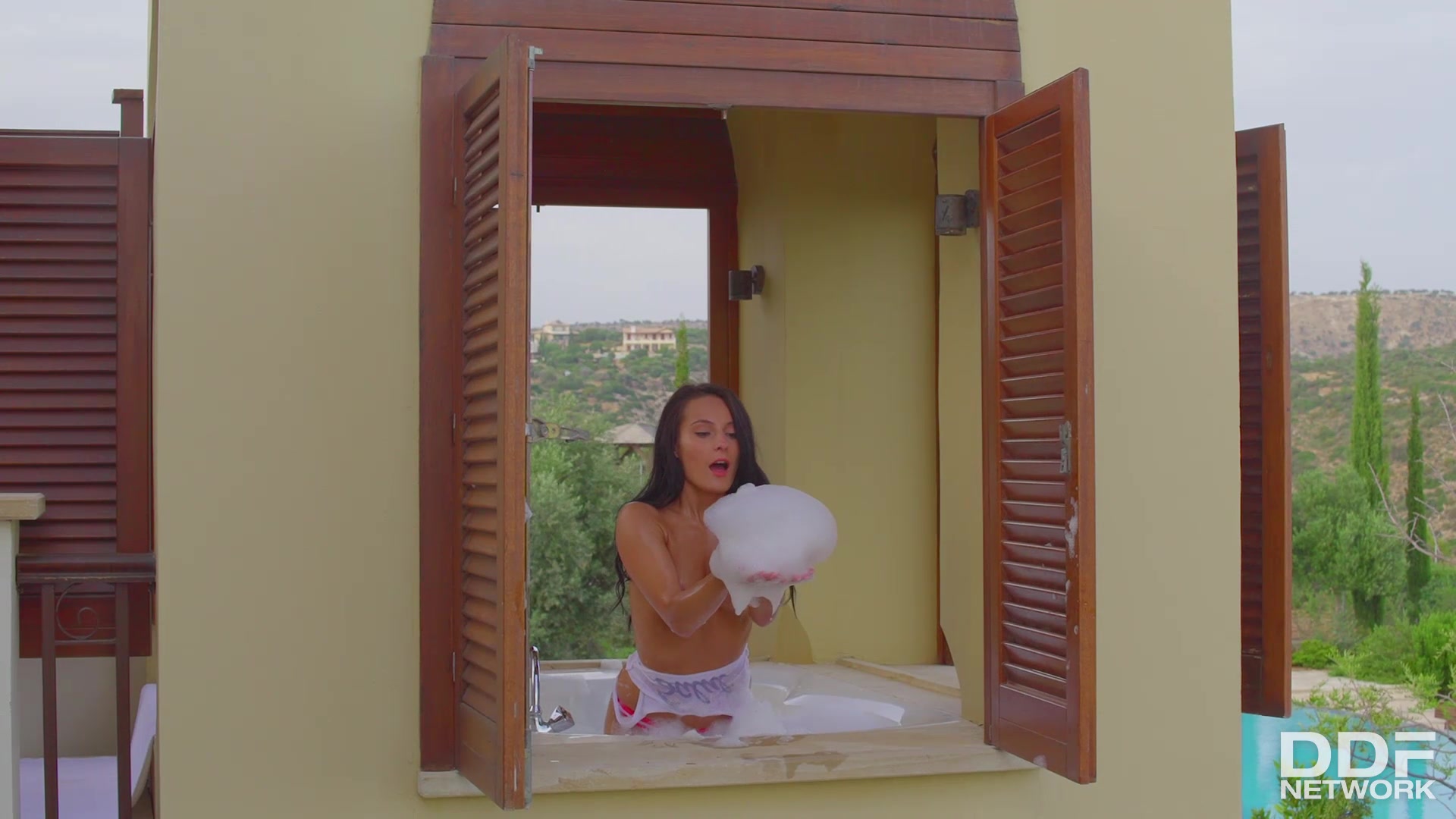Foamy Fun: Solo Babe Fluffs her Muff in the Tub - PornWorld