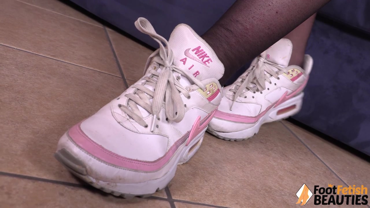 Sexy Ilaria takes off her sneakers and puts on rubber flip-flops