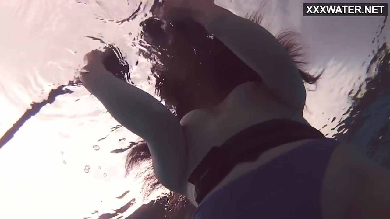 Hot Underwater Babe Emi The Mermaid