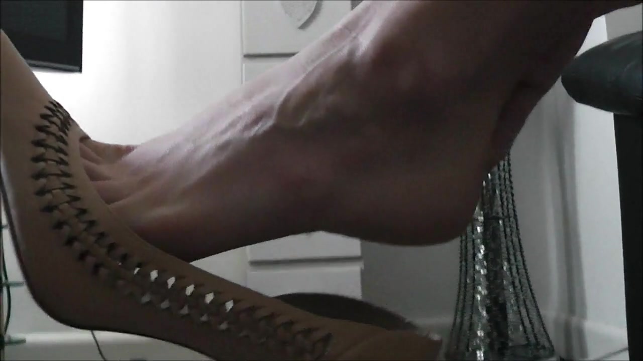 Raven Feels Her Feet - TacAmateurs