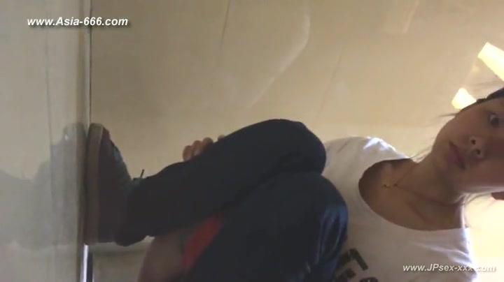 chinese girls go to toilet.47