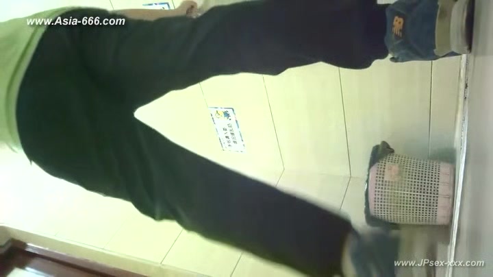chinese girls go to toilet.102