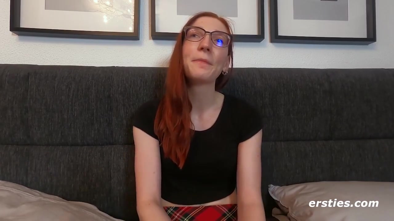 Fina Masturbiert, Wahrend Sie Heimlich Ihren Freund In Der Dusche Beobachtet