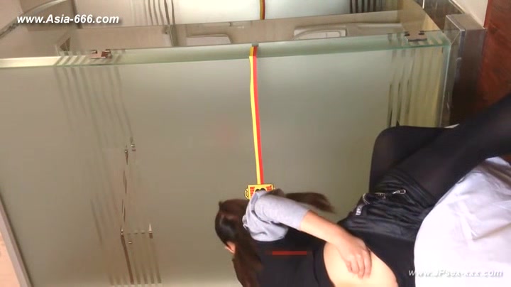 peeping chinese woman to go to the hospital for an injection.4