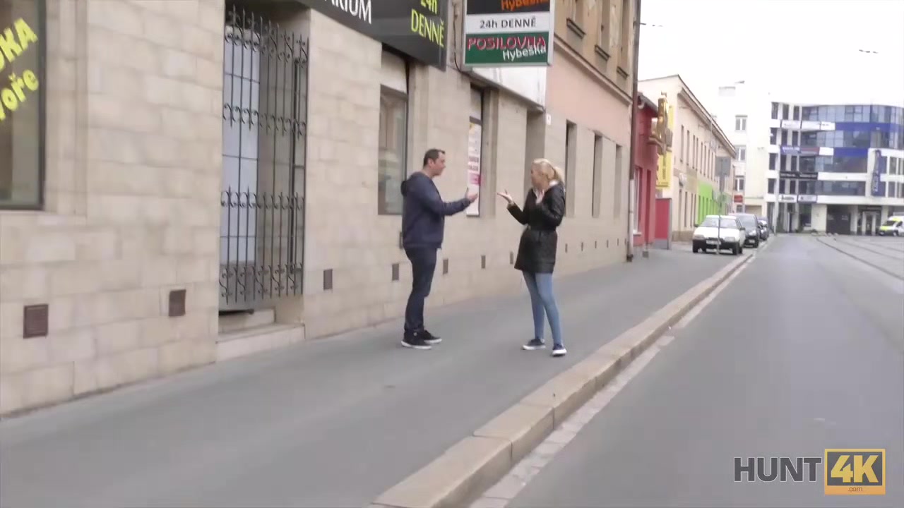 HUNT4K. Blonde stops fighting with BF because stranger gives money