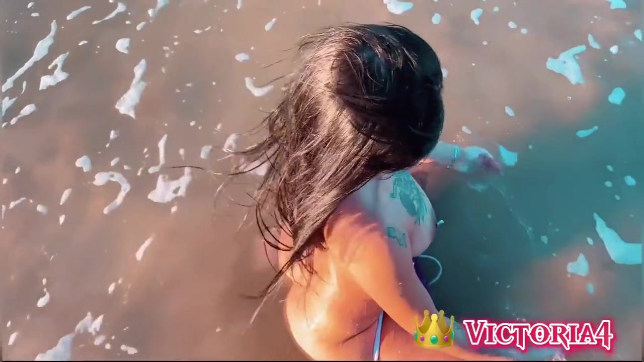 Estava Me Exibindo Na Praia Nua, Provoquei O Boy Ate Ele Ficar Louco De Tesao E Me Comer. 5 Min