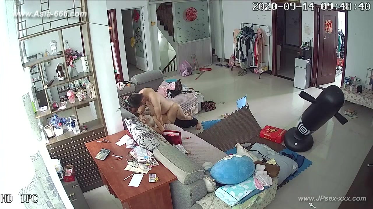 Hackers use the camera to remote monitoring of a lover's home life.609