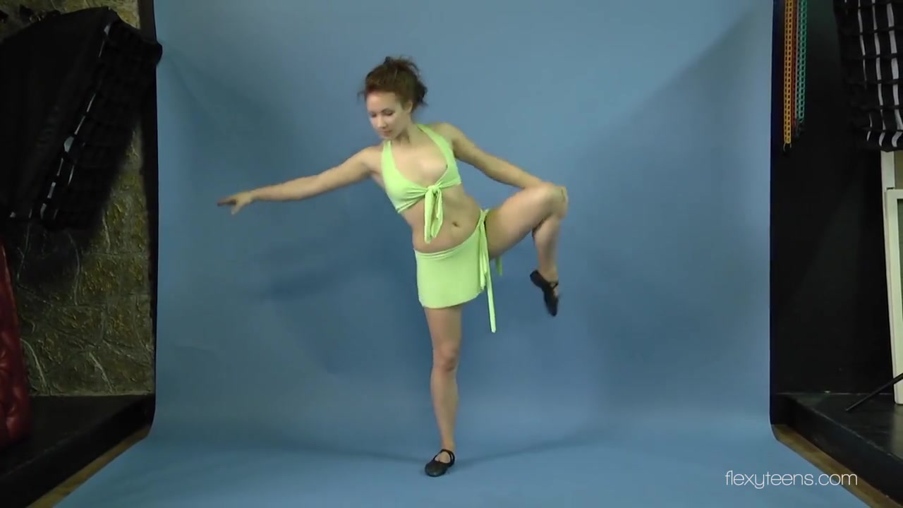 Mila Gimnasterka In Spreading Her Sexy Legs On The Floor