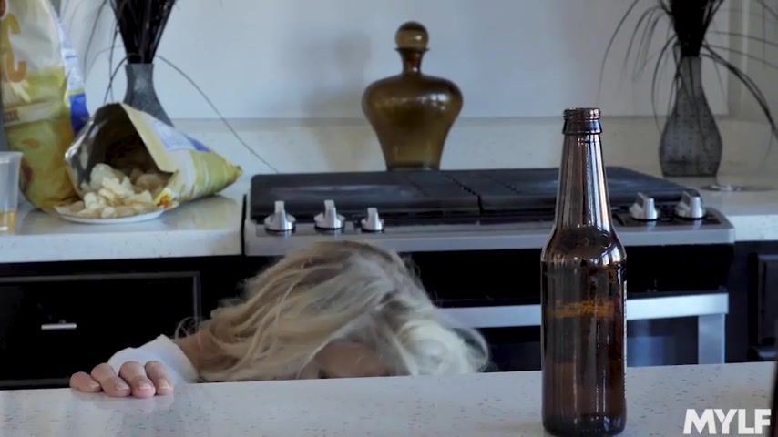 Scoring A Sporty MILF - MYLF