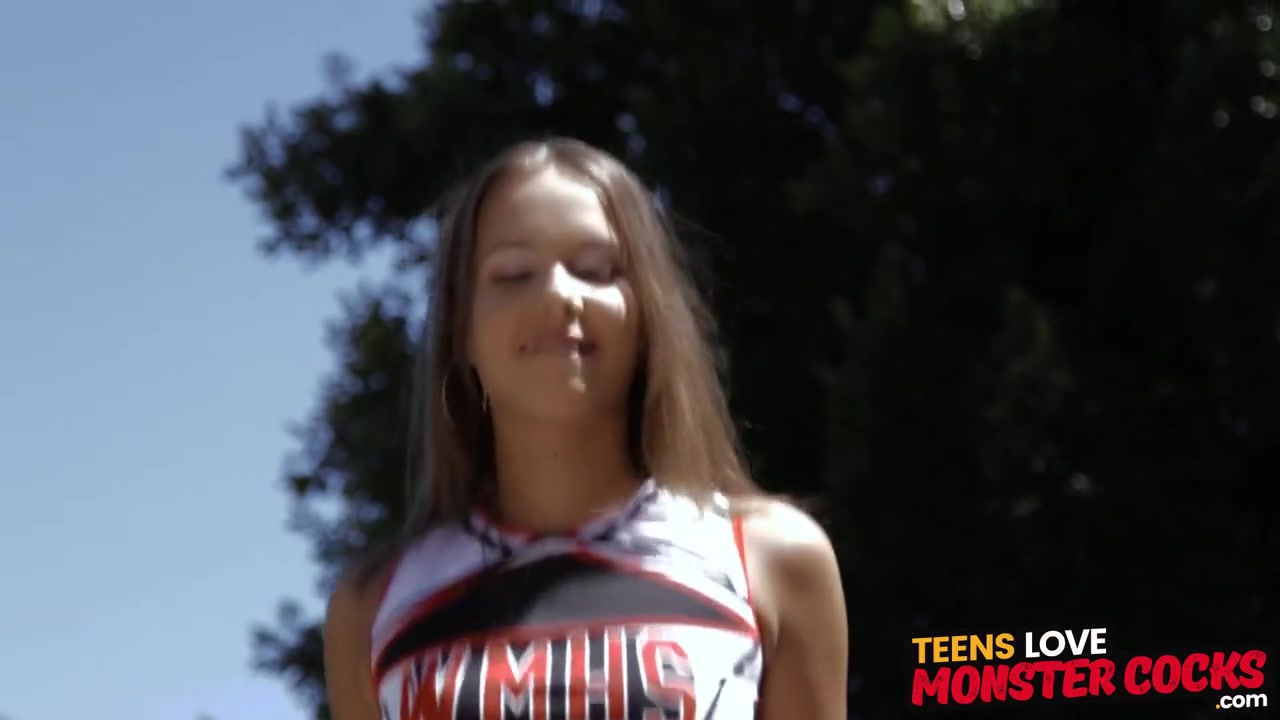 teen 18+ Liza Rowe uses cheerleading skills in interracial fuck