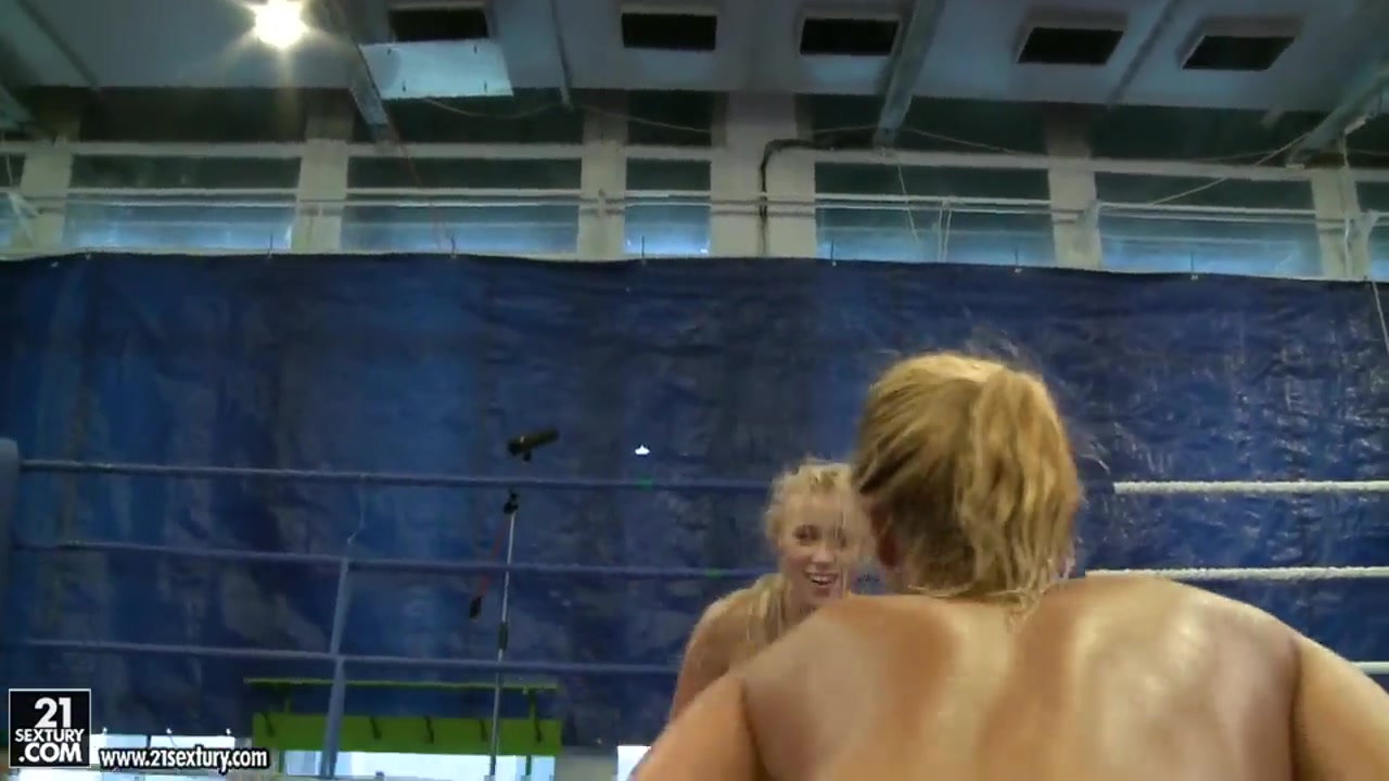 Teena Dolly and Linda Ray duke it out in a ring
