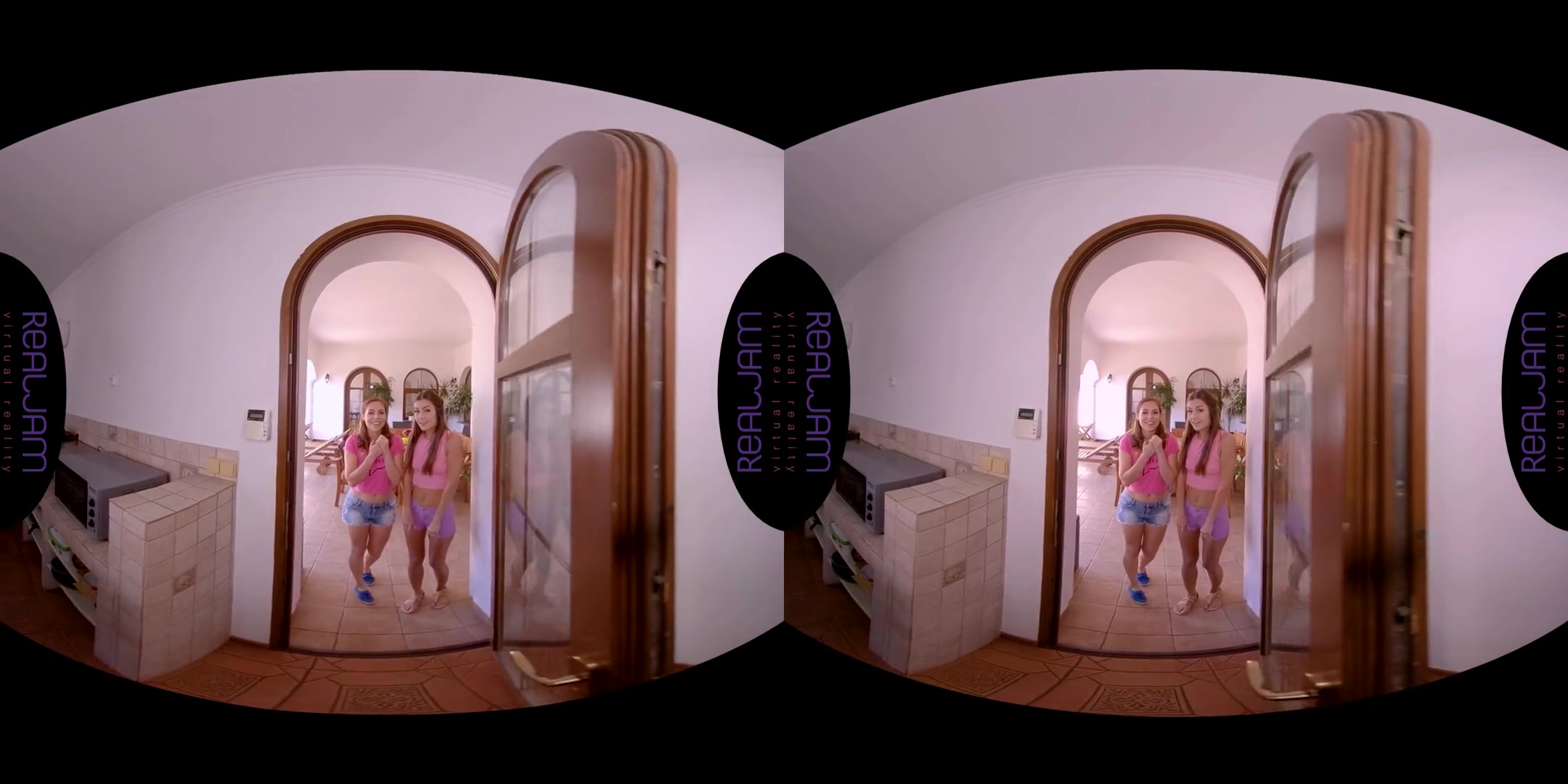 Antonia Sainz & Cindy Shine in Freeze! It's Hot Robbery! - RealJamVR