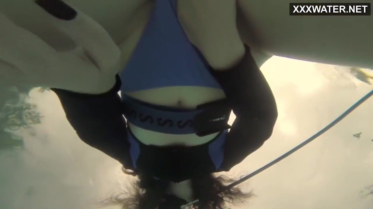 Emi Serene Masturbates Underwater In The Pool