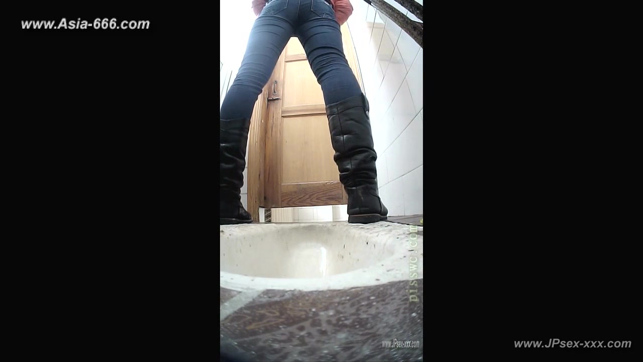 peeping blondes go to toilet.71