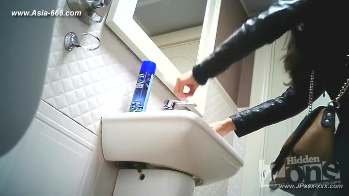 peeping blondes go to toilet.35