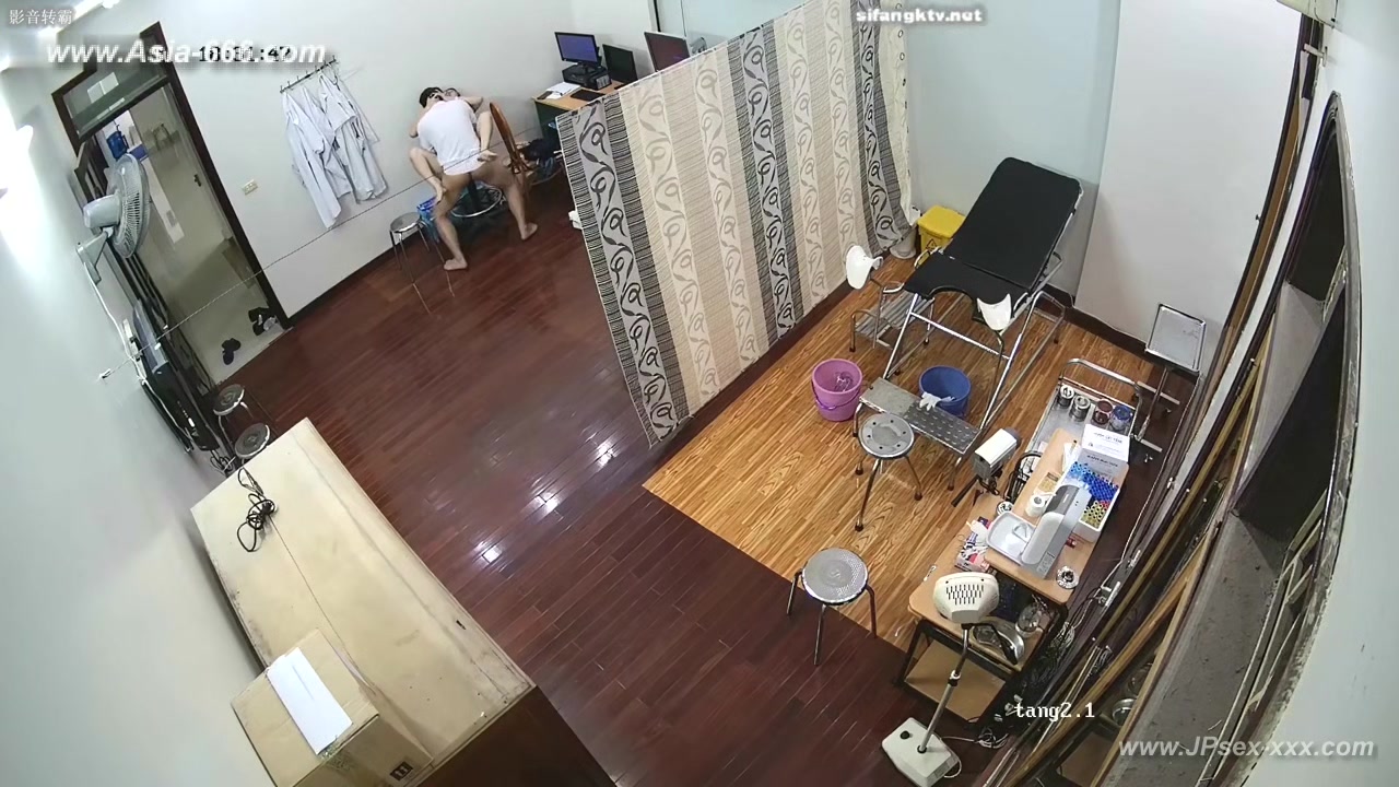Hackers use the camera to remote monitoring of a lover's home life.615