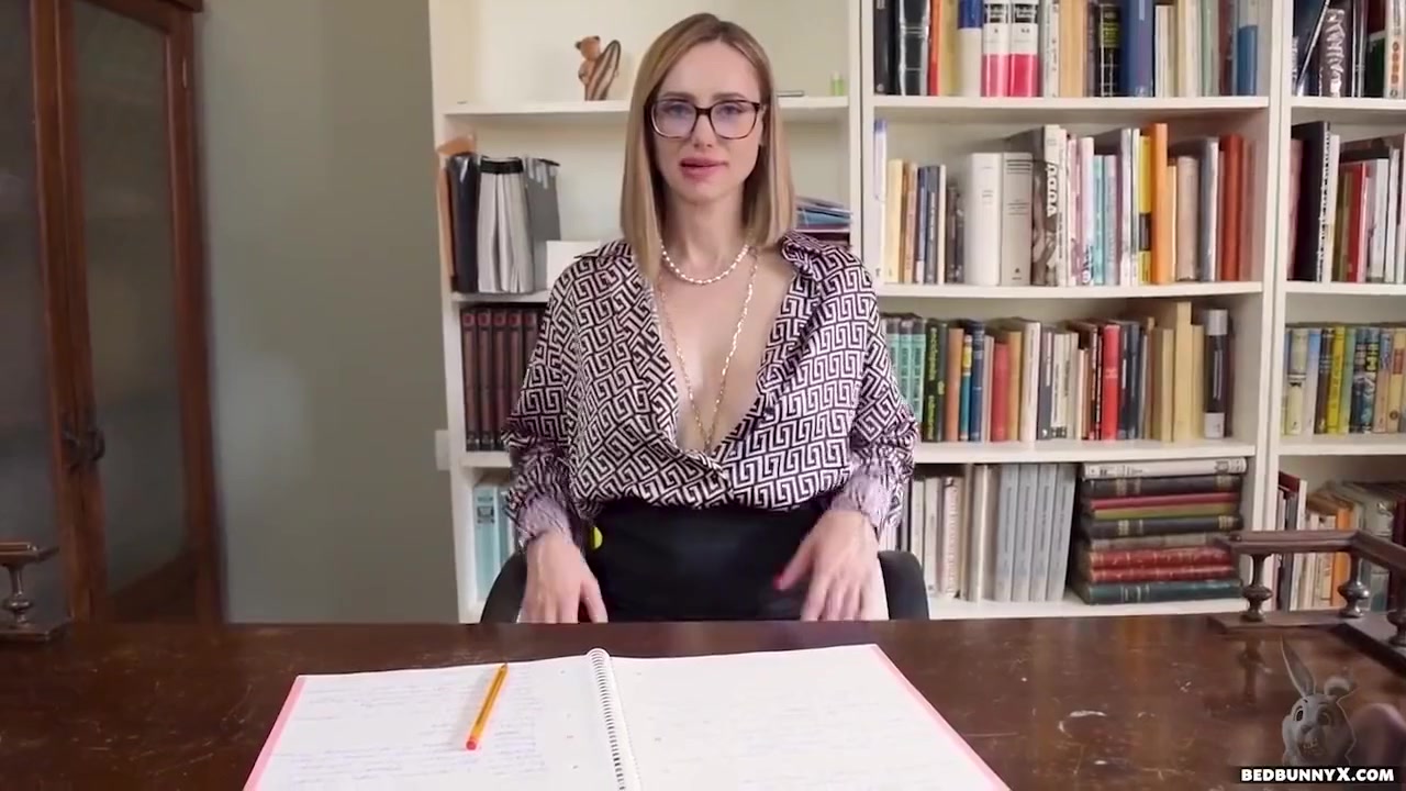 La Profesora De Ruso Esta Demasiado Buena Para Concentrarse En Clase