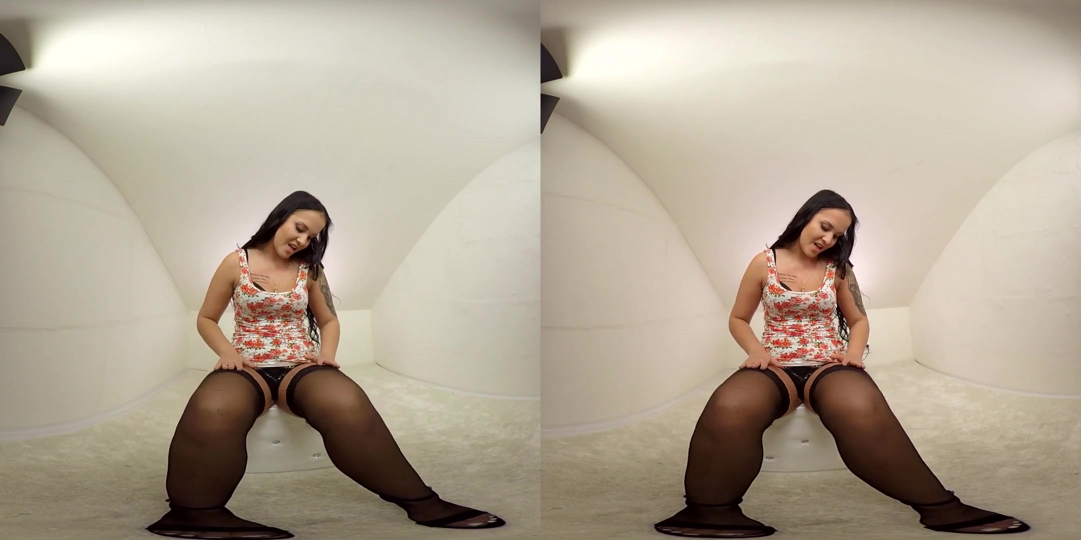 Jennifer Mendez in Hot Jennifer Mendez Cumming Nylons - BravoModelsMedia