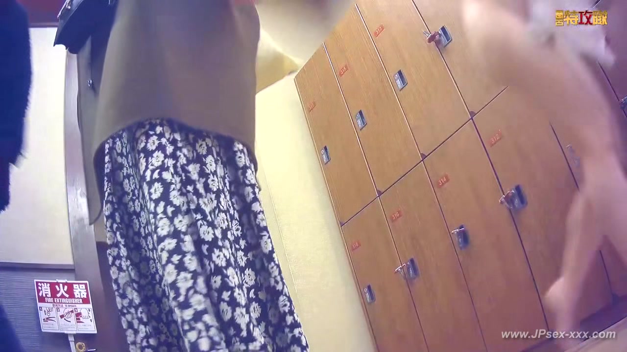 japanese public bathroom changeroom.101