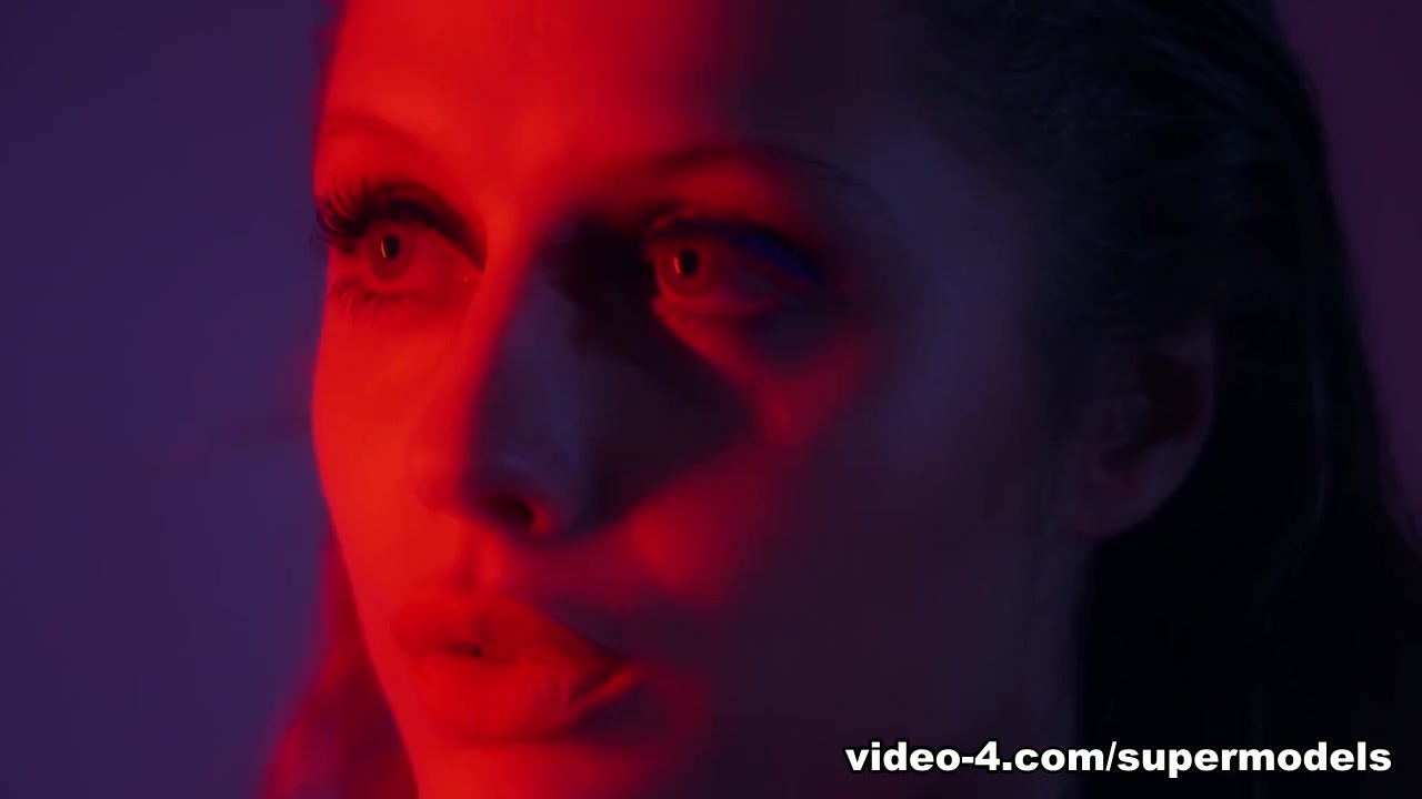 Passion Shoot with Amelie Lou - SuperbeModels