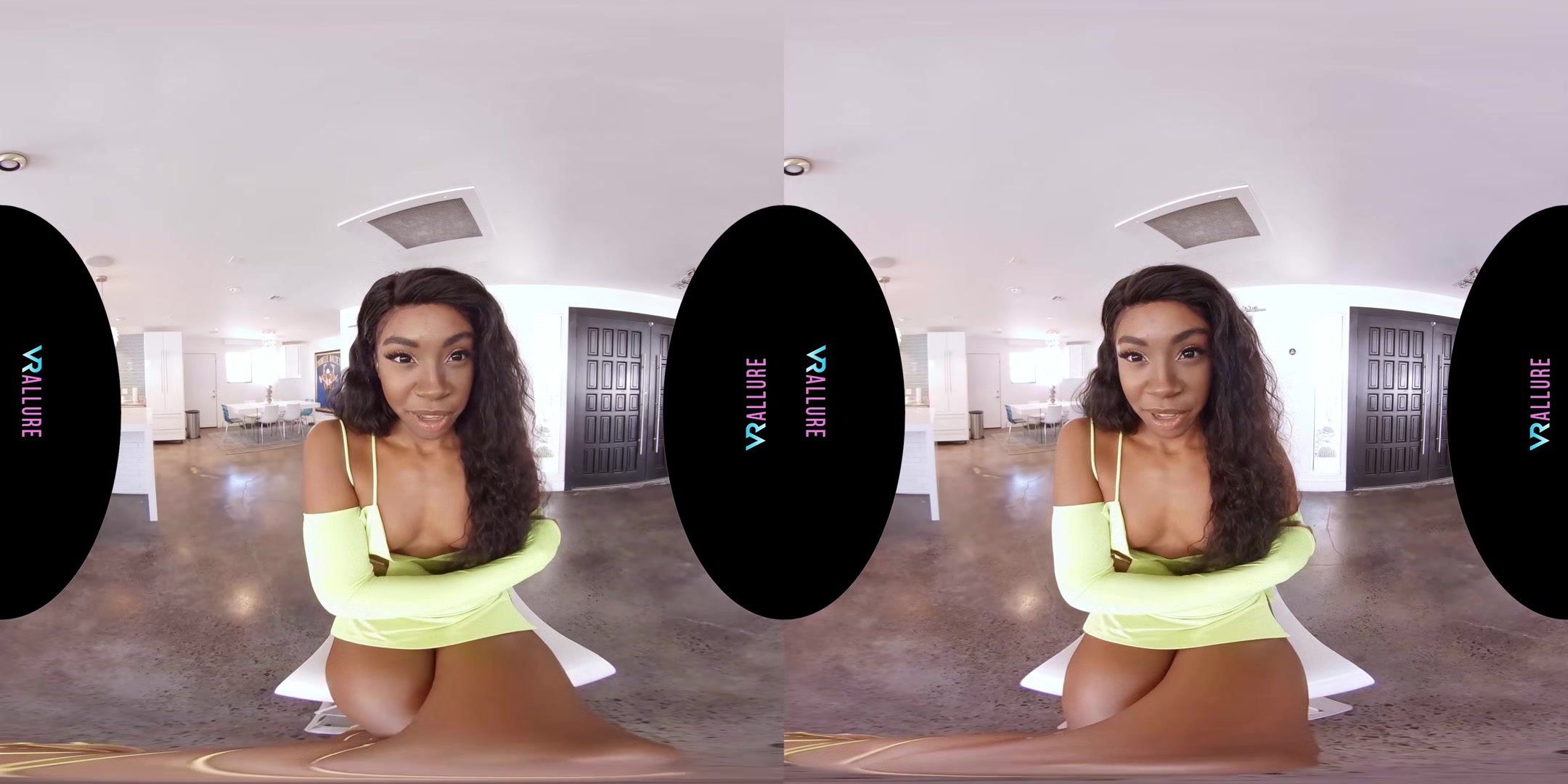 VRALLURE Amari Likes To Play Games!