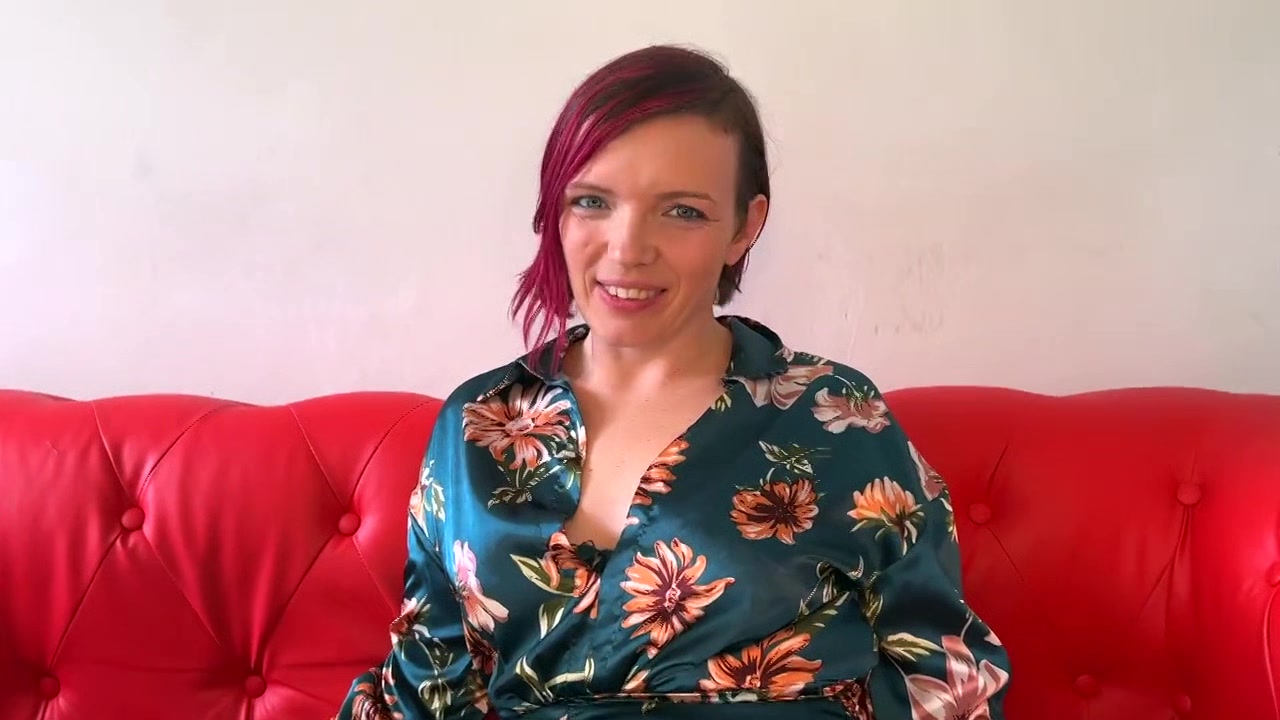 Red Lily engages in a very sapphic relationship... - Jacquie et Michel TV