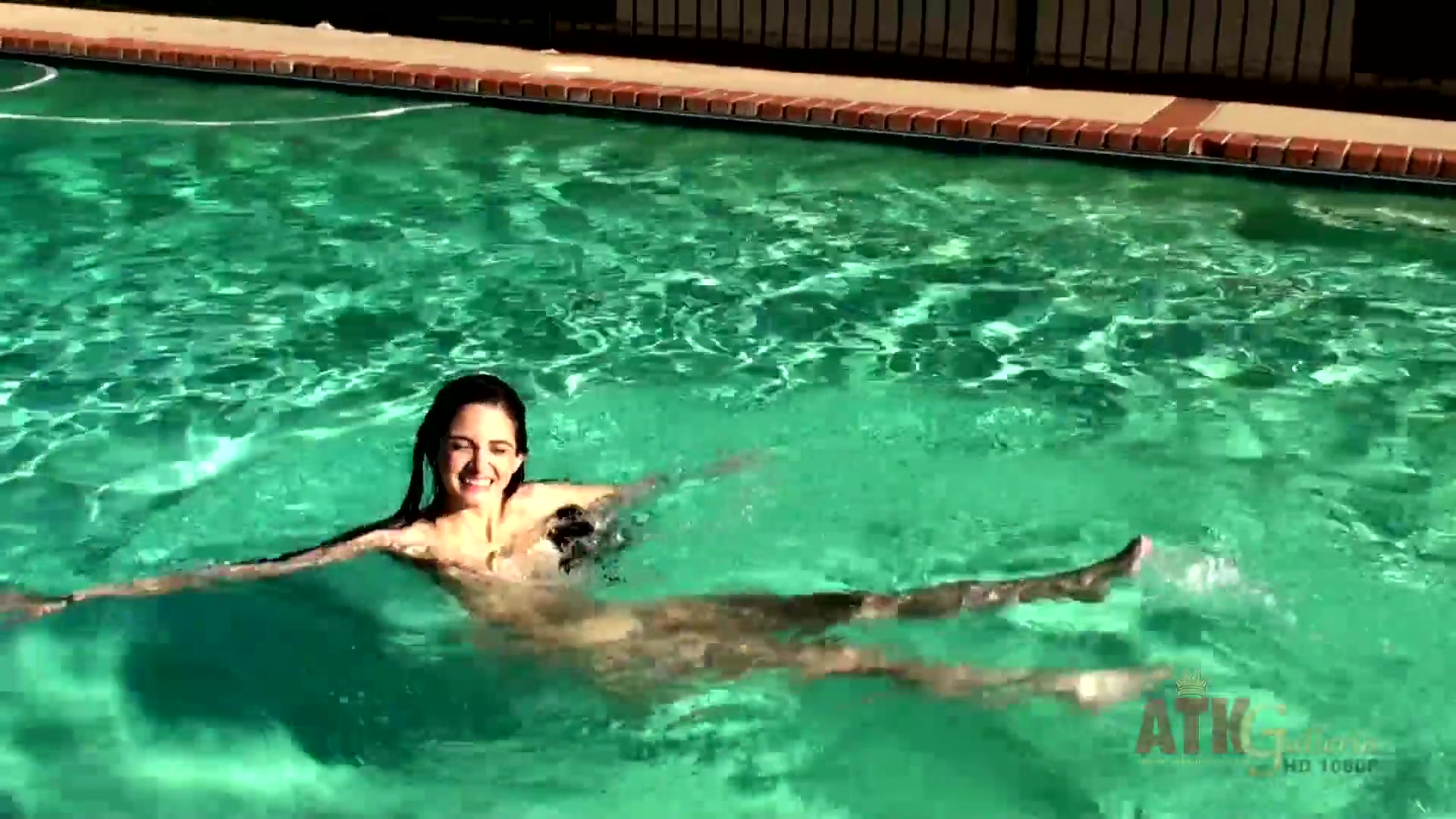 Beauty babe enjoys on swimming pool