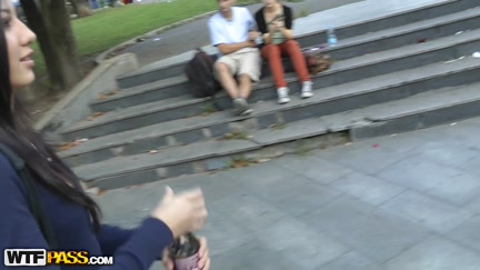 Wicked hottie sucks in the park