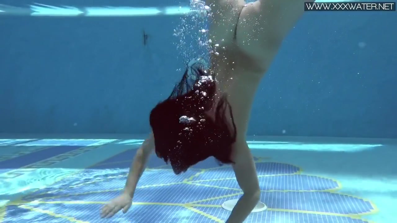 Jessica Lincoln In Cute Average Body Babe Jessica Swimming