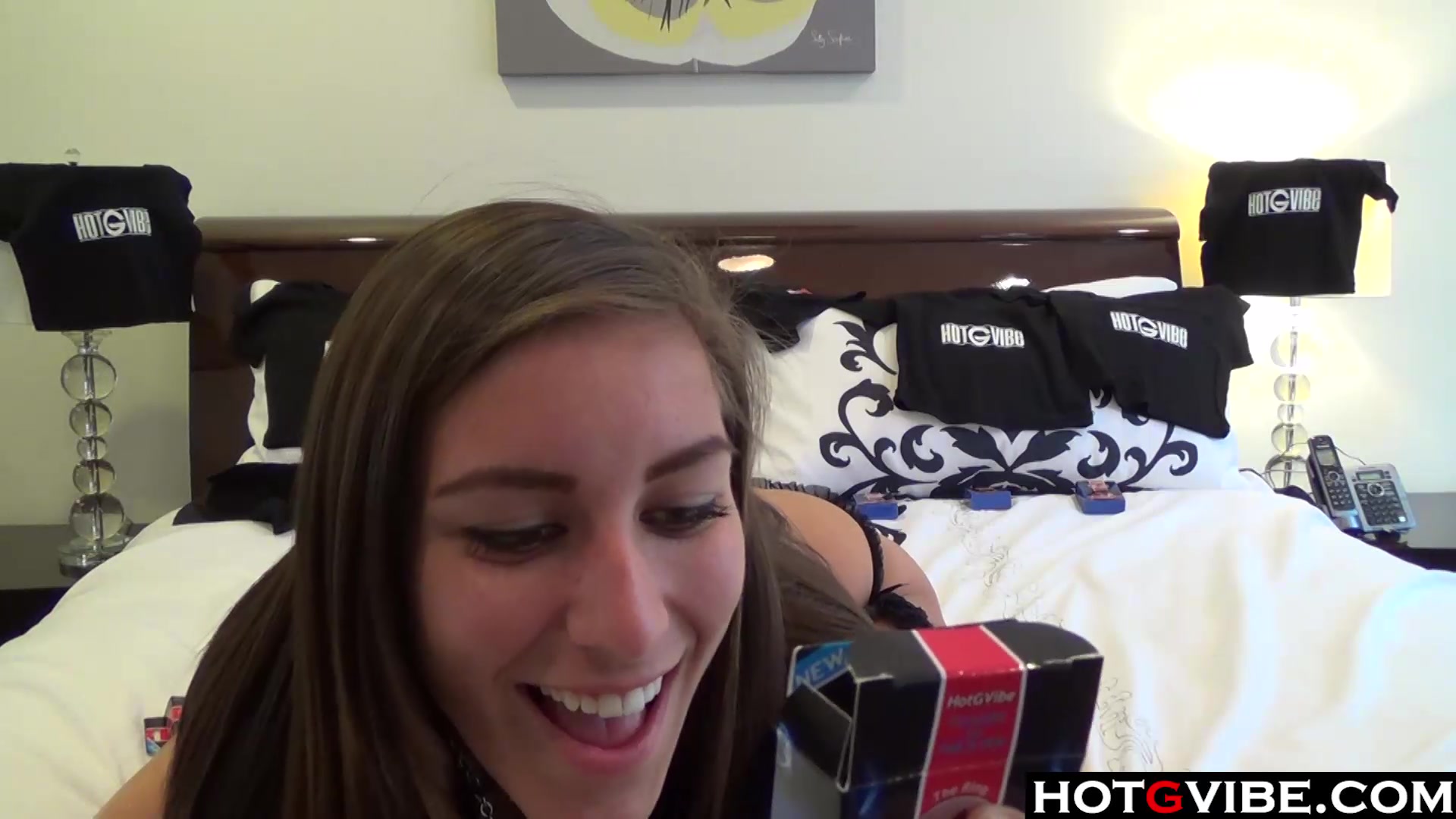 Sexy Brunette Babe shows off on cam