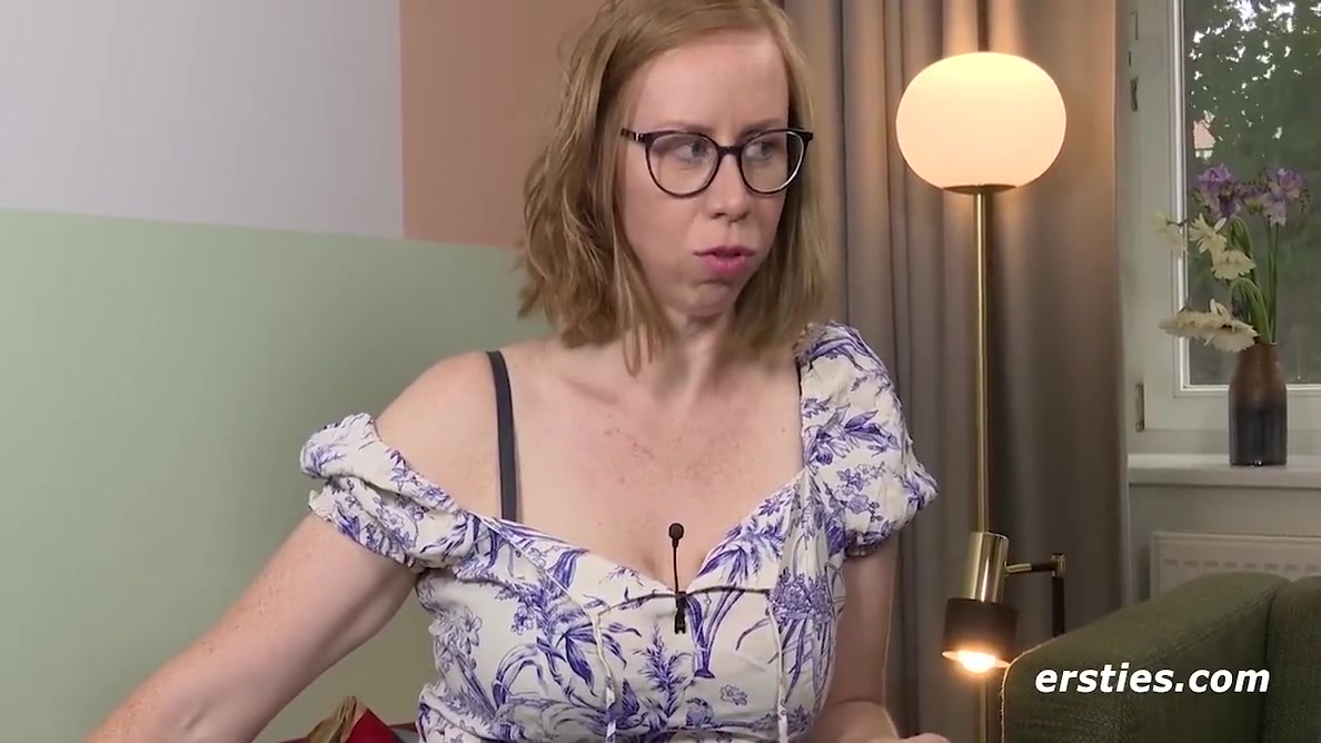 Ramona R Pampers Her Pussy With Double Penetration