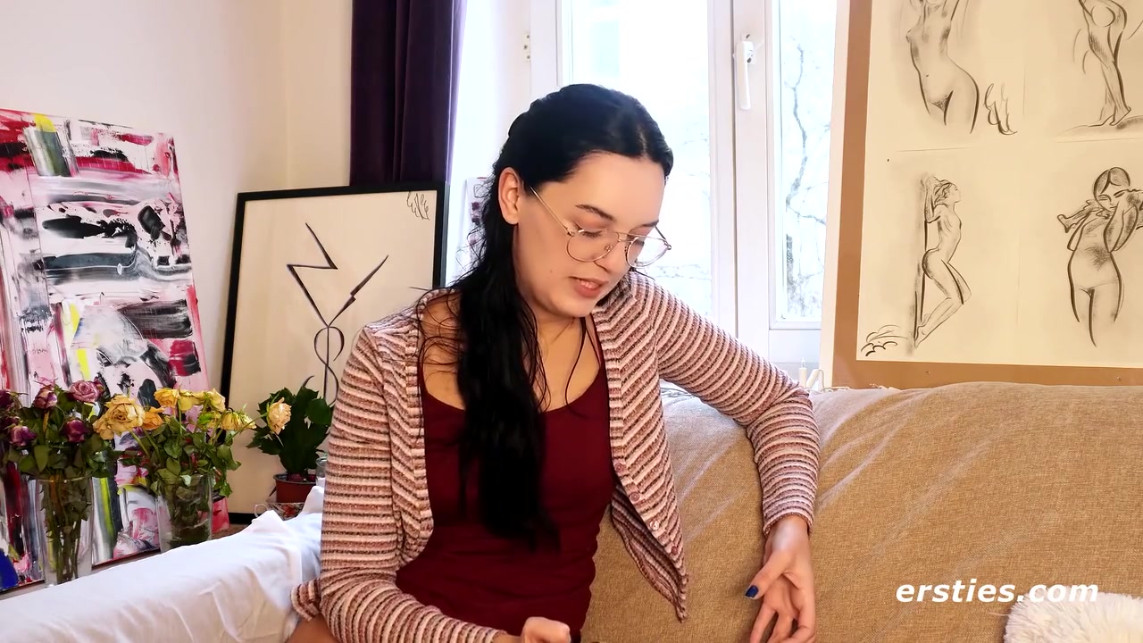 Artistic Babe Plays With A Dildo To Orgasm
