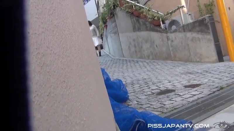 Girls Splash About Town - PissJapanTV