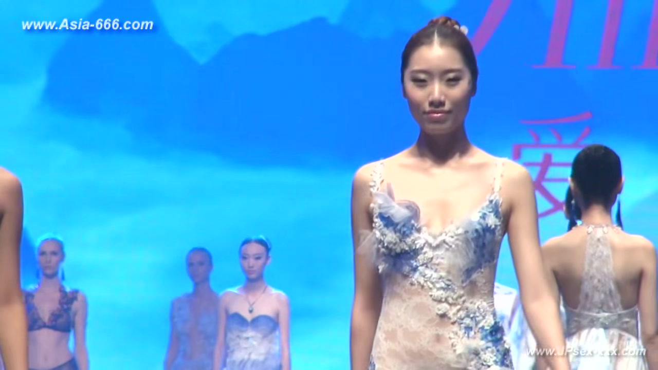 Chinese model in sexy lingerie show.20