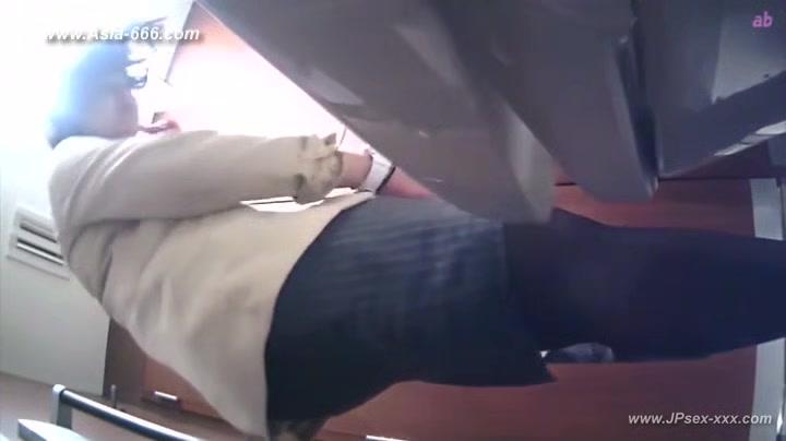 peeping Korean restaurant toilet.16