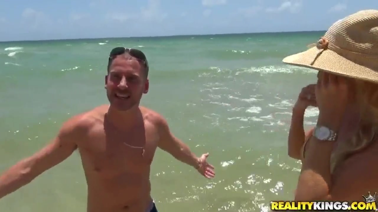 Exciting love affair in beautiful paradise island