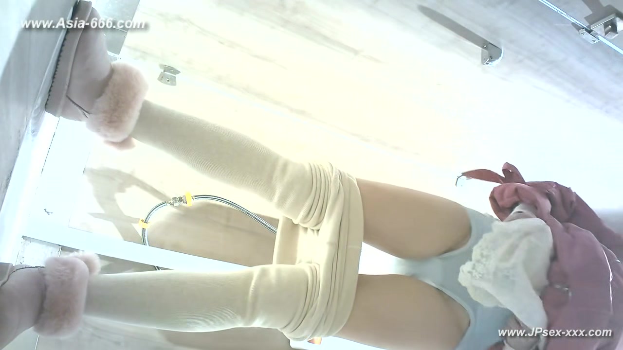 chinese girls go to toilet.322