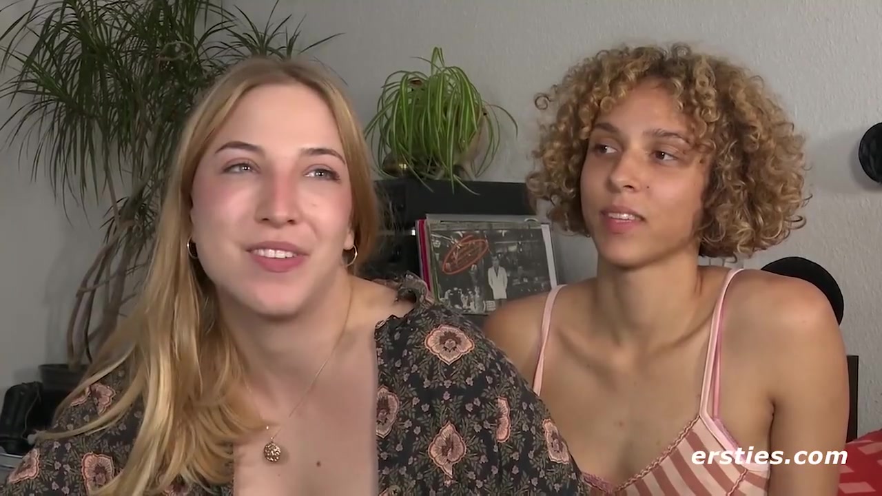 Geile Blondine Aus Suddeutschland Wird Ganz Schon Von Freundin Verwohnt