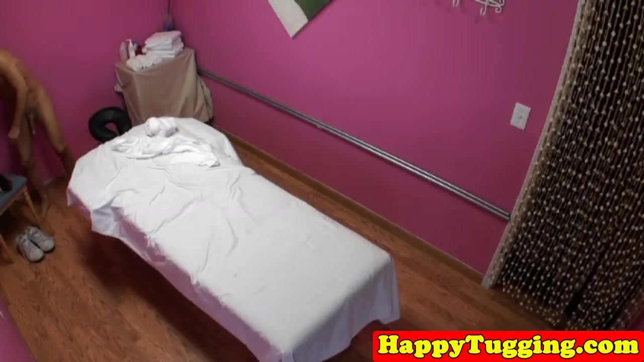 Asian masseuse cockriding client for fast tip