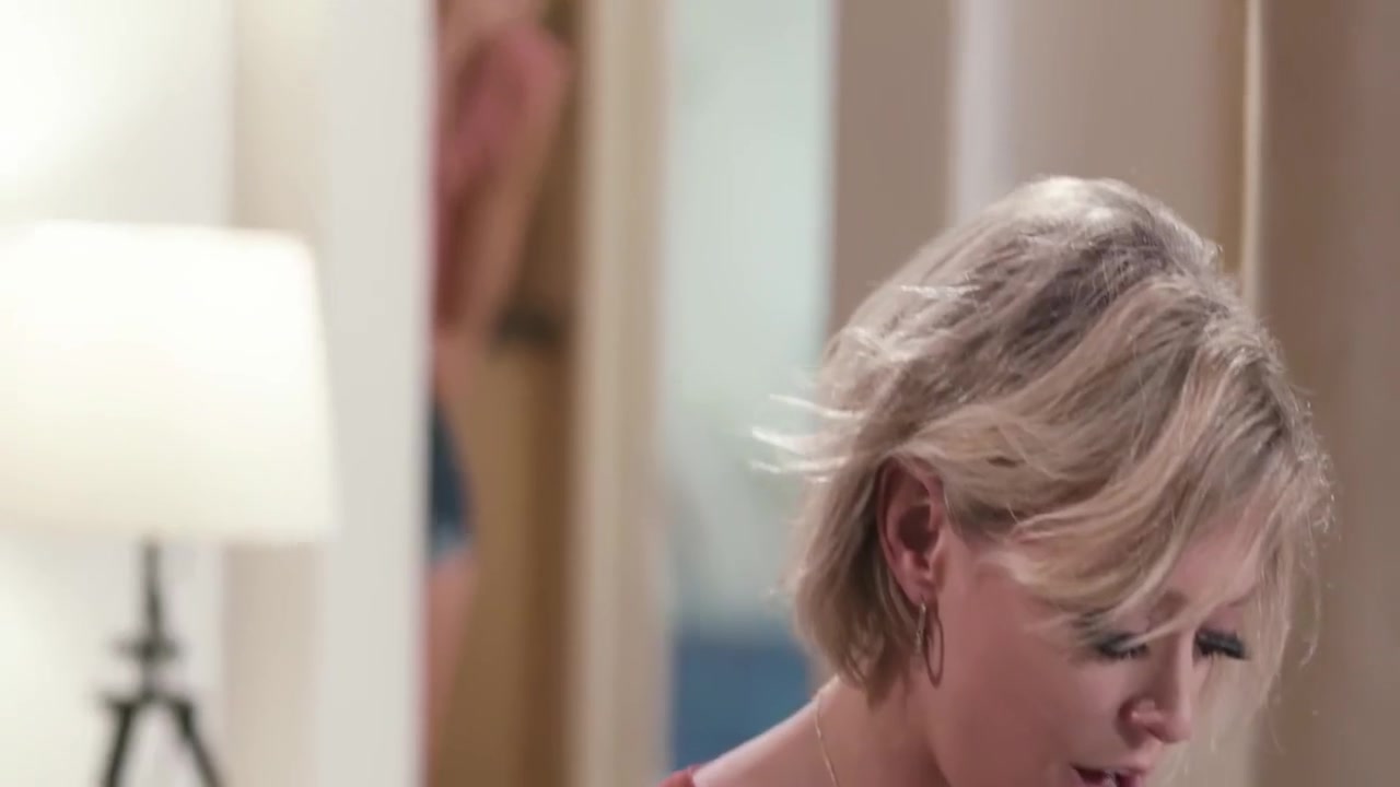 Dee Williams And Emma Hix In Step mom, Ive Never Masturbated Before And 6 Min