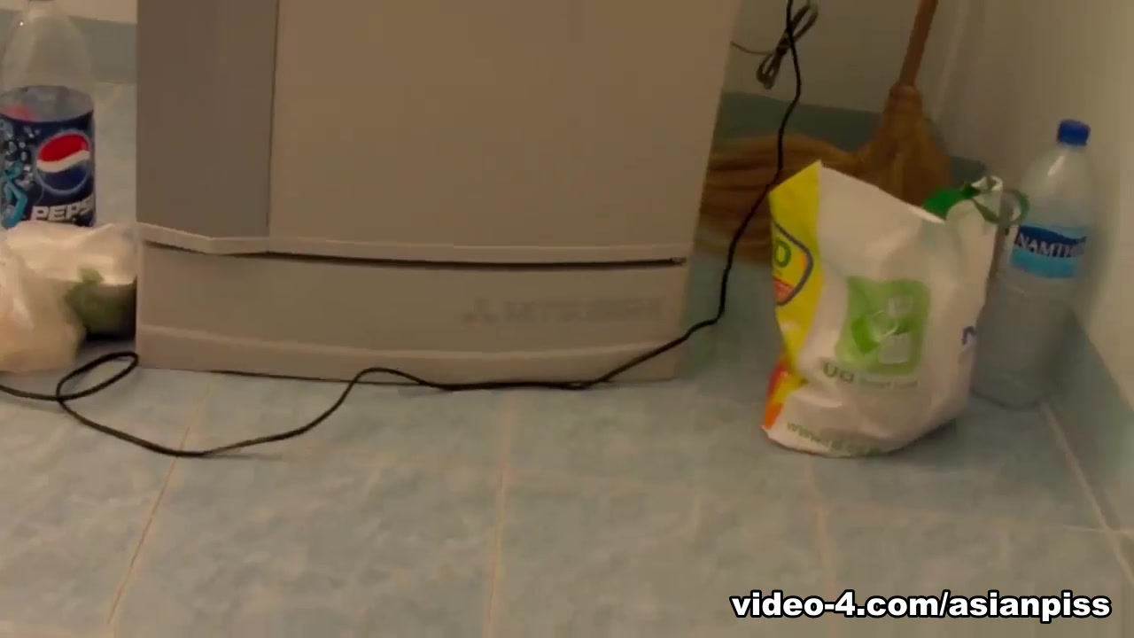 Kinky Gay Asian Twink Strokes and Soaks - GayAsianPiss