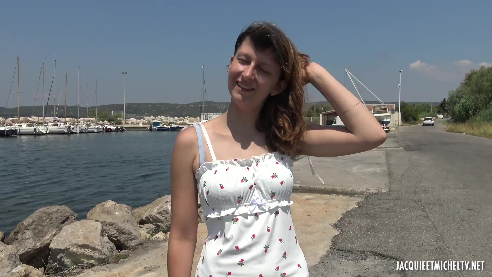 Outdoors fuck for the young Melany