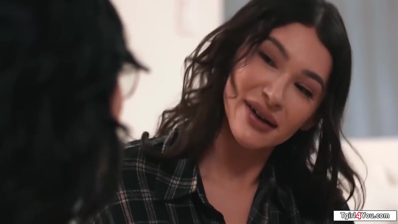 Babe Cant Take Her Eyes Off Trans Contractor With Andylynn Payne And Cami Strella