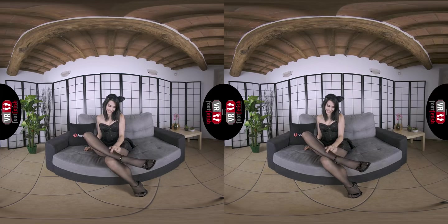 Small Titted Babe Scarlett With Dark Hair Masturbating And Posing Her Beautiful Feet In Vr