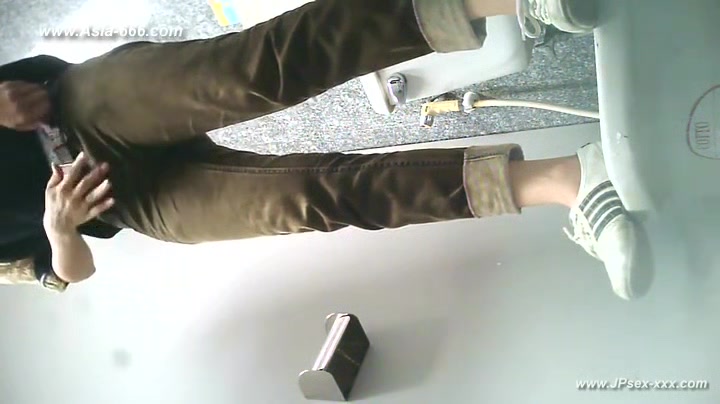 peeping thai girls go to toilet.3
