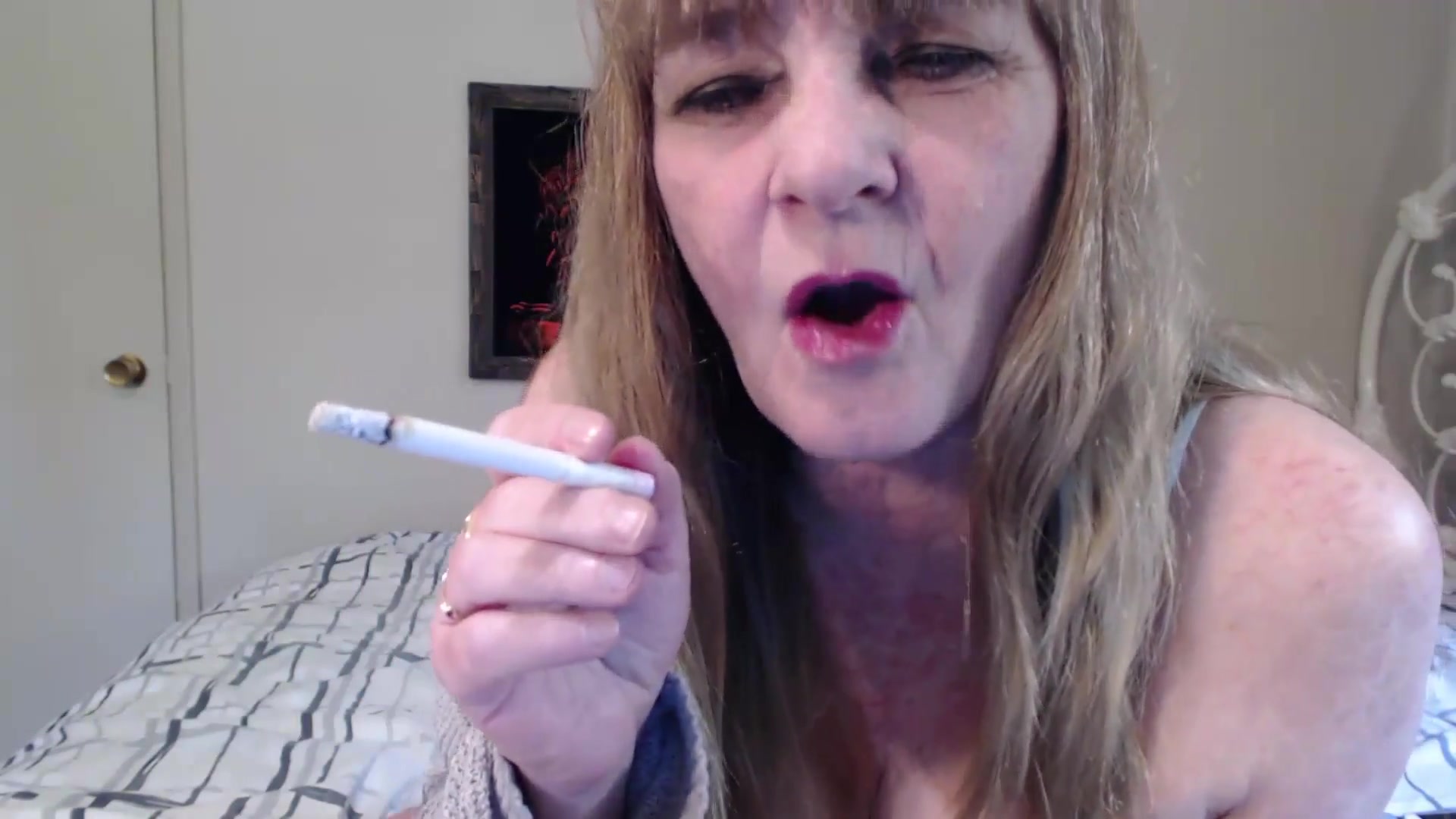 Glossy Lips Smoking - TacAmateurs