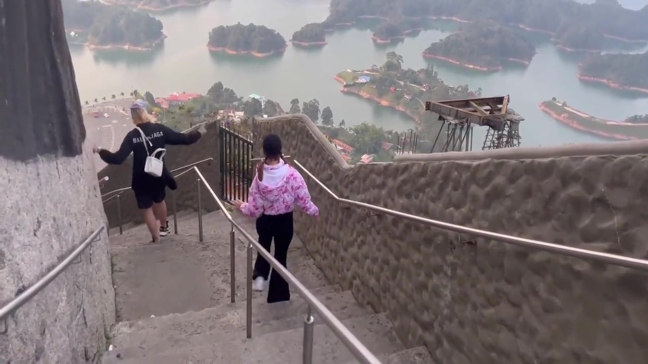 Katy B Ke Le Da Gran Mamada A Turista En La Piedra Del Penon, Guatape, Antioquia Y Es Descubierta Por La Policia Colombiana 4 Min